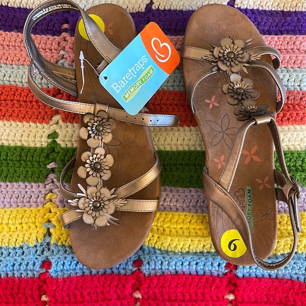 NWT memory foam floral sandals 👡